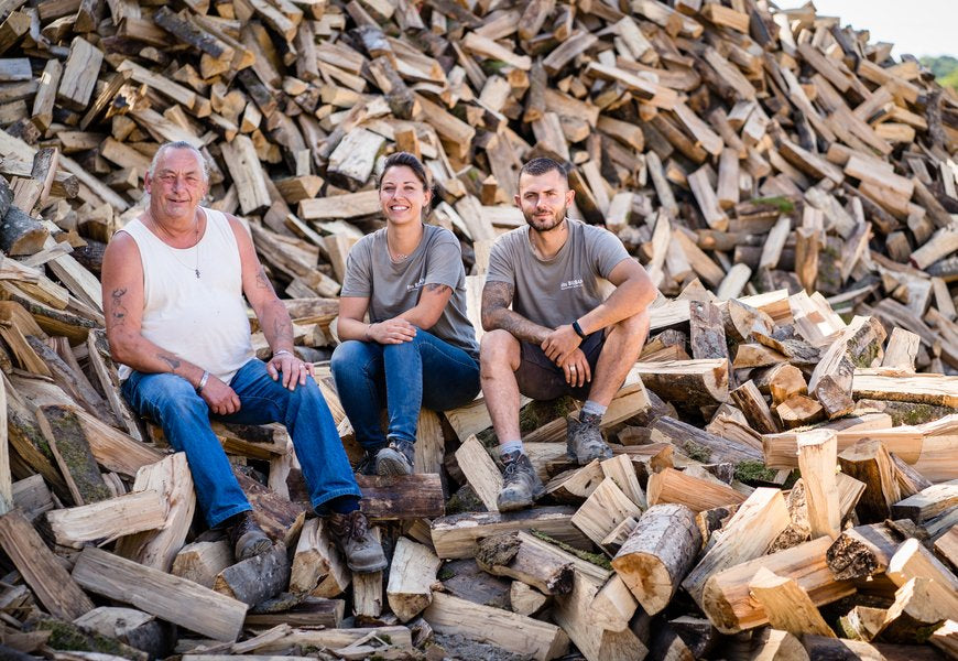 Joseph (à gauche) Christelle (au milieu) et Amaury (à droite), dans leur dépôt de bois.
